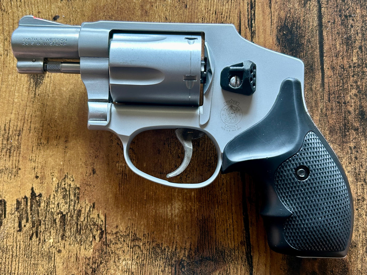 This custom-made cylinder release is designed for the Smith & Wesson J-Frame line. Not all holsters cover the abrasive stock cylinder release, which can lead to uncomfortable rubbing against your skin when conceal carrying AIWB. This Recoil Rider cylinder release features a softer surface to improve conceal carry comfort.