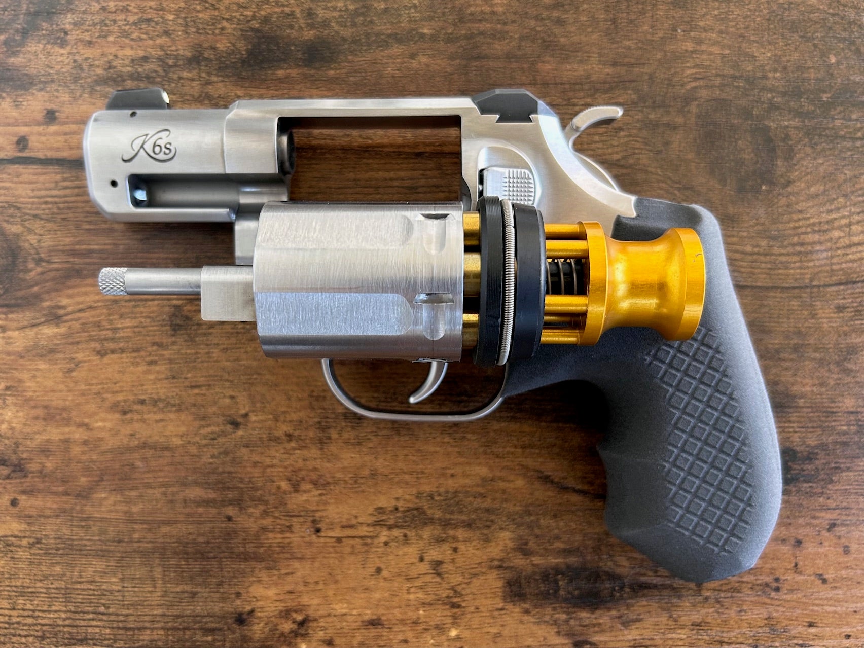 Kimber K6S DASA with Recoil Rider grips is speedloader-compatible, pictured here with the Speed Beez speedloader.