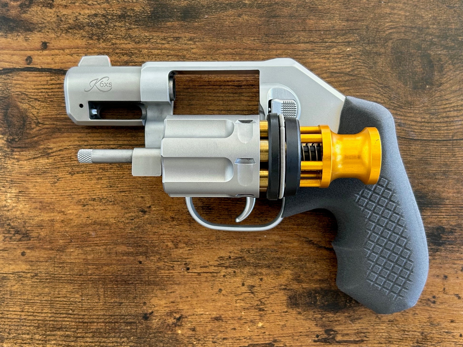 Kimber K6XS with Recoil Rider revolver grips is compatible with speedloaders; shown here is the SpeedBeez speedloader.