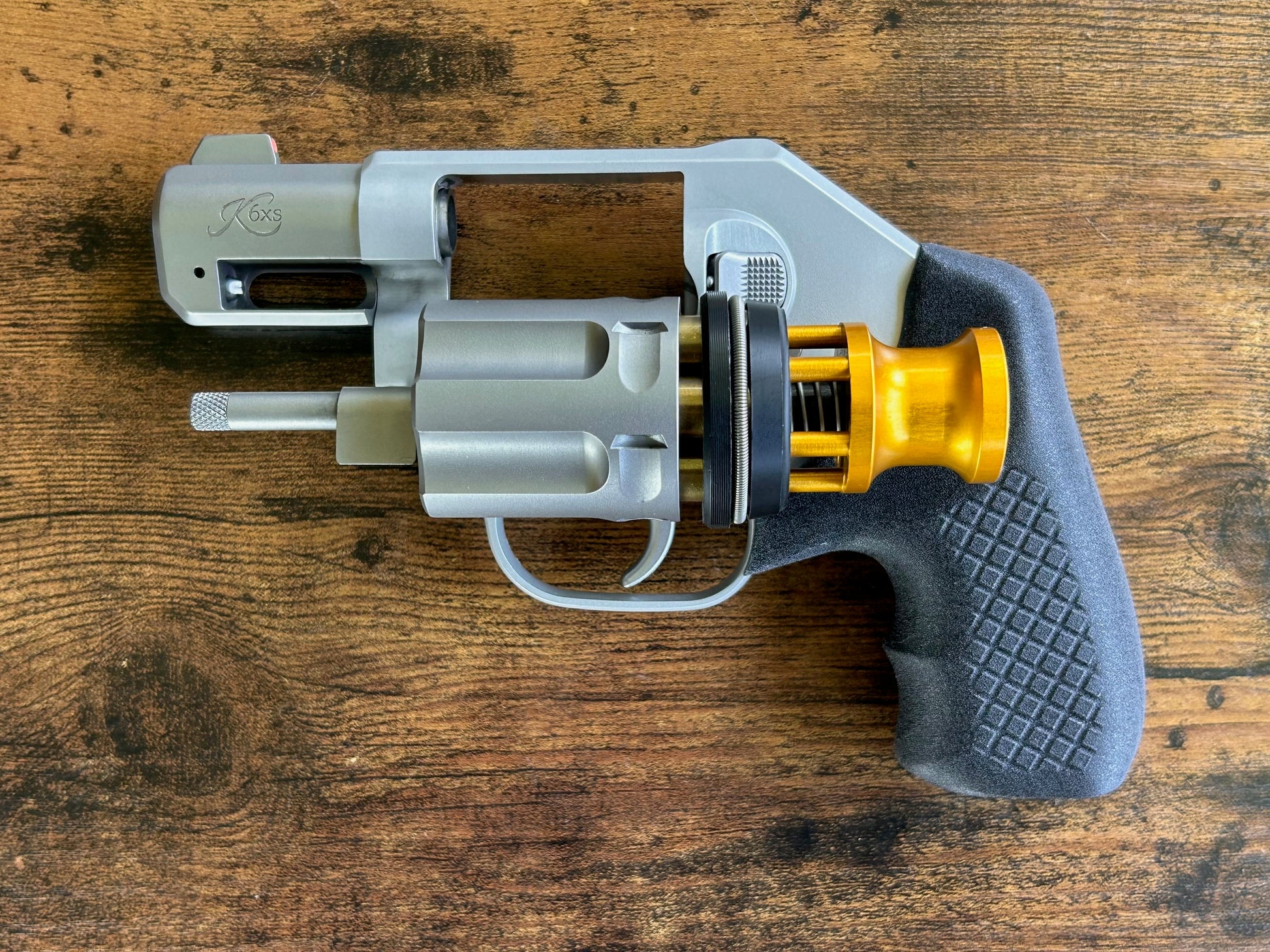 Kimber K6xs DAO snubnose revolver with Recoil Rider grips and the SpeedBeez speedloader.