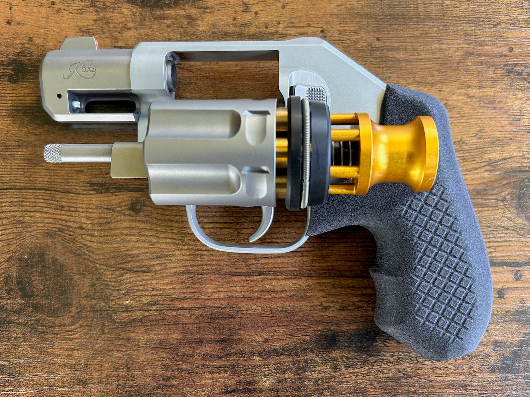 Kimber K6XS with Recoil Rider revolver grips is compatible with speedloaders; shown here is the SpeedBeez speedloader.