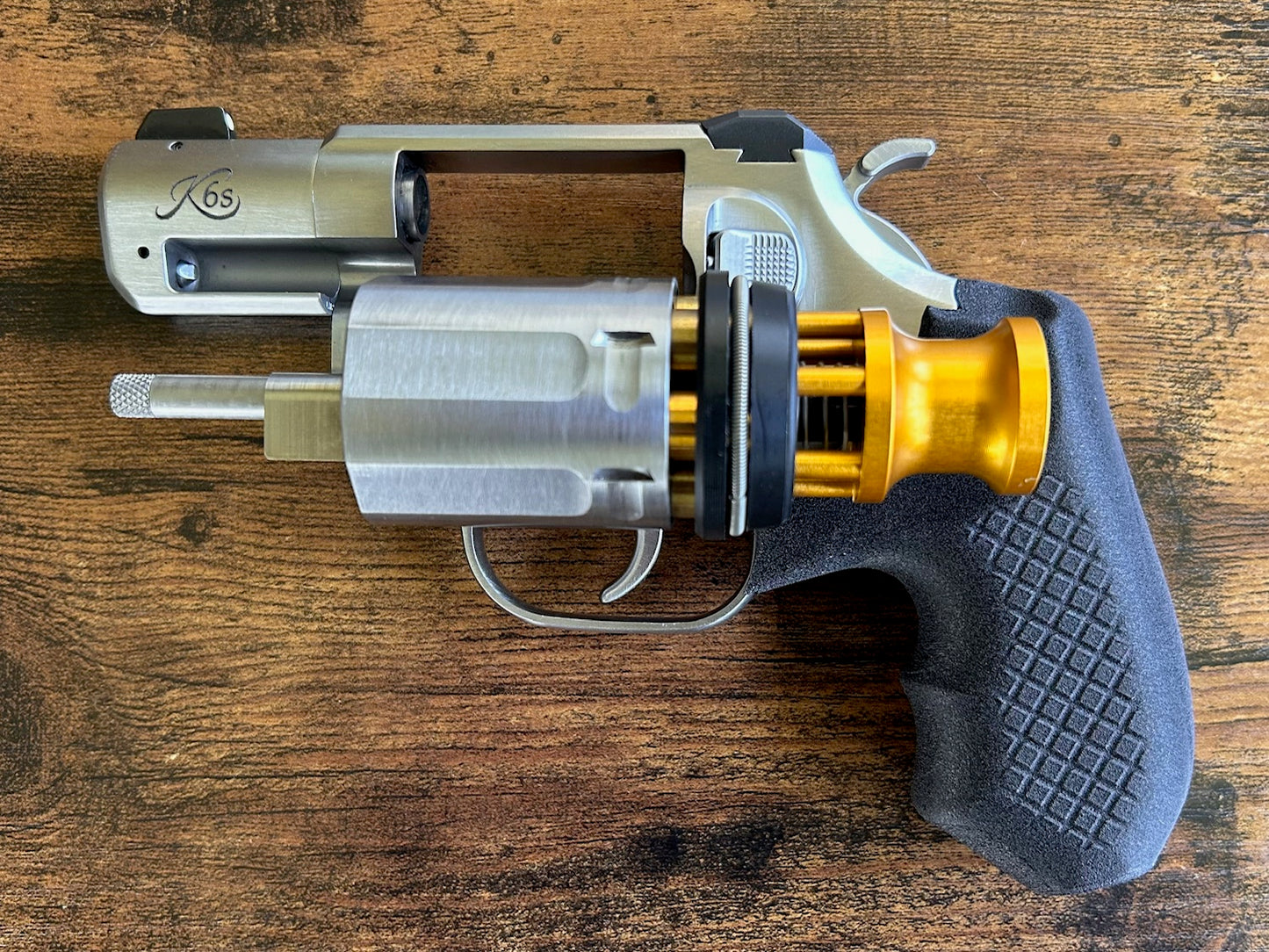 Kimber K6S DASA with Recoil Rider grips is speedloader-compatible, pictured here with the Speed Beez speedloader.