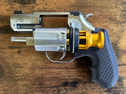 Kimber K6S DASA with Recoil Rider grips is speedloader-compatible, pictured here with the Speed Beez speedloader.