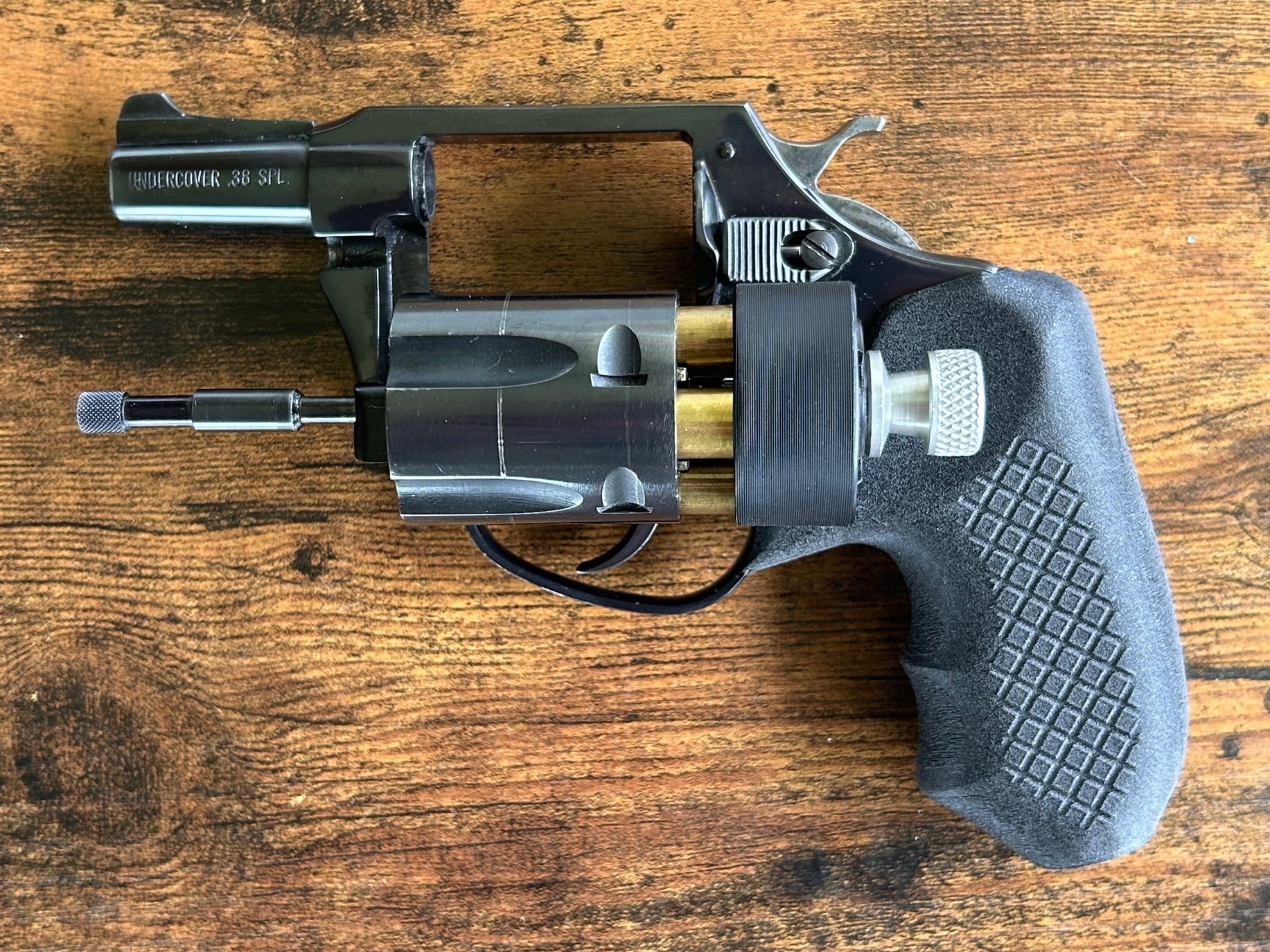Recoil Rider CCW grips for the Charter Arms revolvers are speedloader compatible.